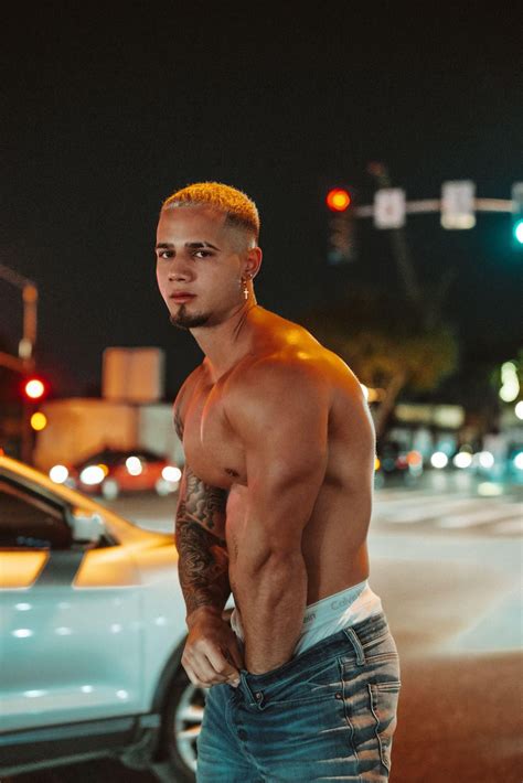 15 Pics of Hunky Model Jordan Torres Stripping Down in West。